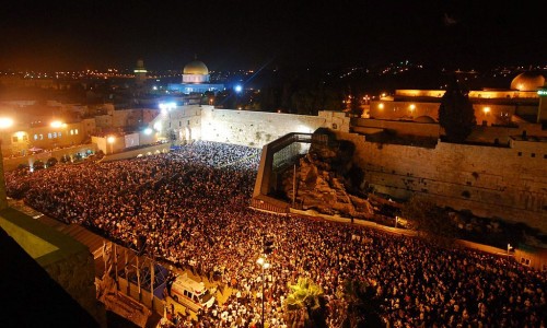 בתמונה: חבת הכותל המערבי מלאה במעמד אמירת סליחות בערב יום הכיפורים CC: Slichot22CC BY 3.0 Yael Shilo יעל שילה - נוצר על ידי מעלה היצירה