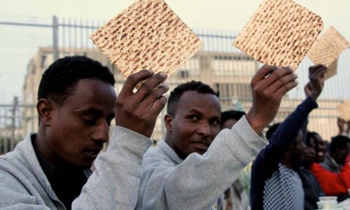 תמונה: MarchForFreedomRefugee Freedom Seder at Holot -סדר החרות בחולות