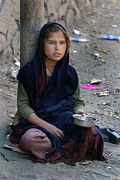 תמונה: cc: ויקיפדיה. Girl begging in Ladakh, India - 26 July 2007