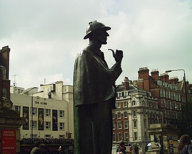 cc: flickr | Sherlock Holmes Statue in front of the tube station Baker Street, August 2008 by shining.darkness