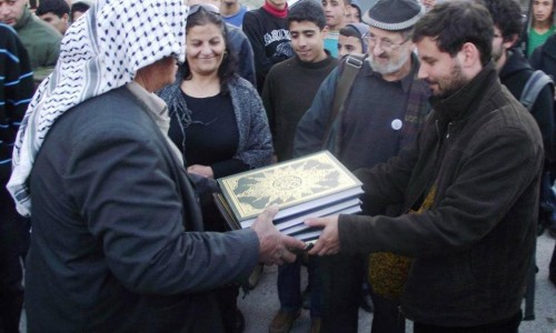 הרב יחיאל גריינימן בטקס הענקת ספרי קוראן לשייח המסגד בבורקא