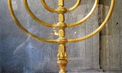 By ariely (The Temple Institute, Jewish Quarter, Jerusalem.) [Public domain], via Wikimedia Commons