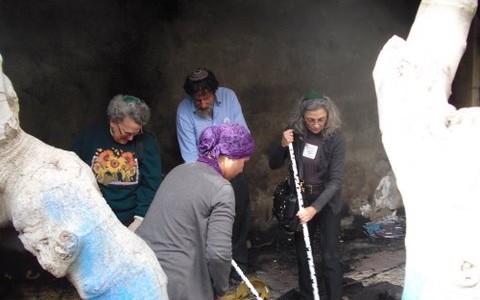 מימין לשמאל: הרב נאוה חפץ, הרב אריק אשרמן, הרב אניטה סטיינר, ואמל אסנע מנקים את ההריסות בעקבות השריפה. צילום: הרב אהוד בנדל