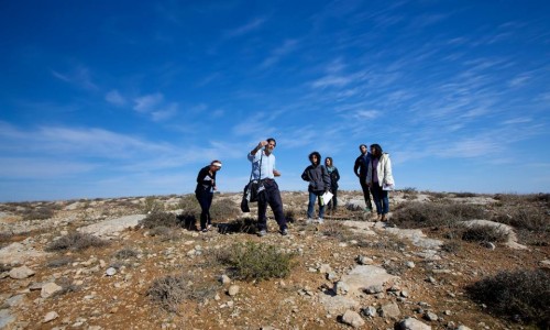 הרב אריק אשרמן מדריך סטודנטים בסיור בדרום הר חברון